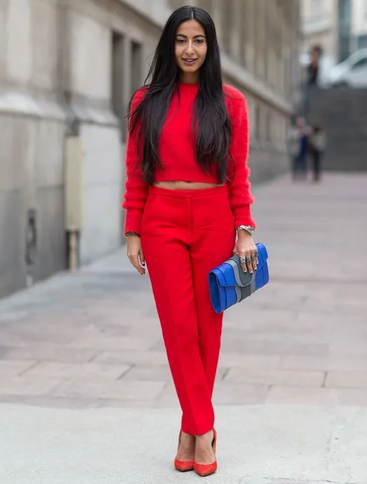 Kobieta w czerwonym zestawie z krótką bluzką